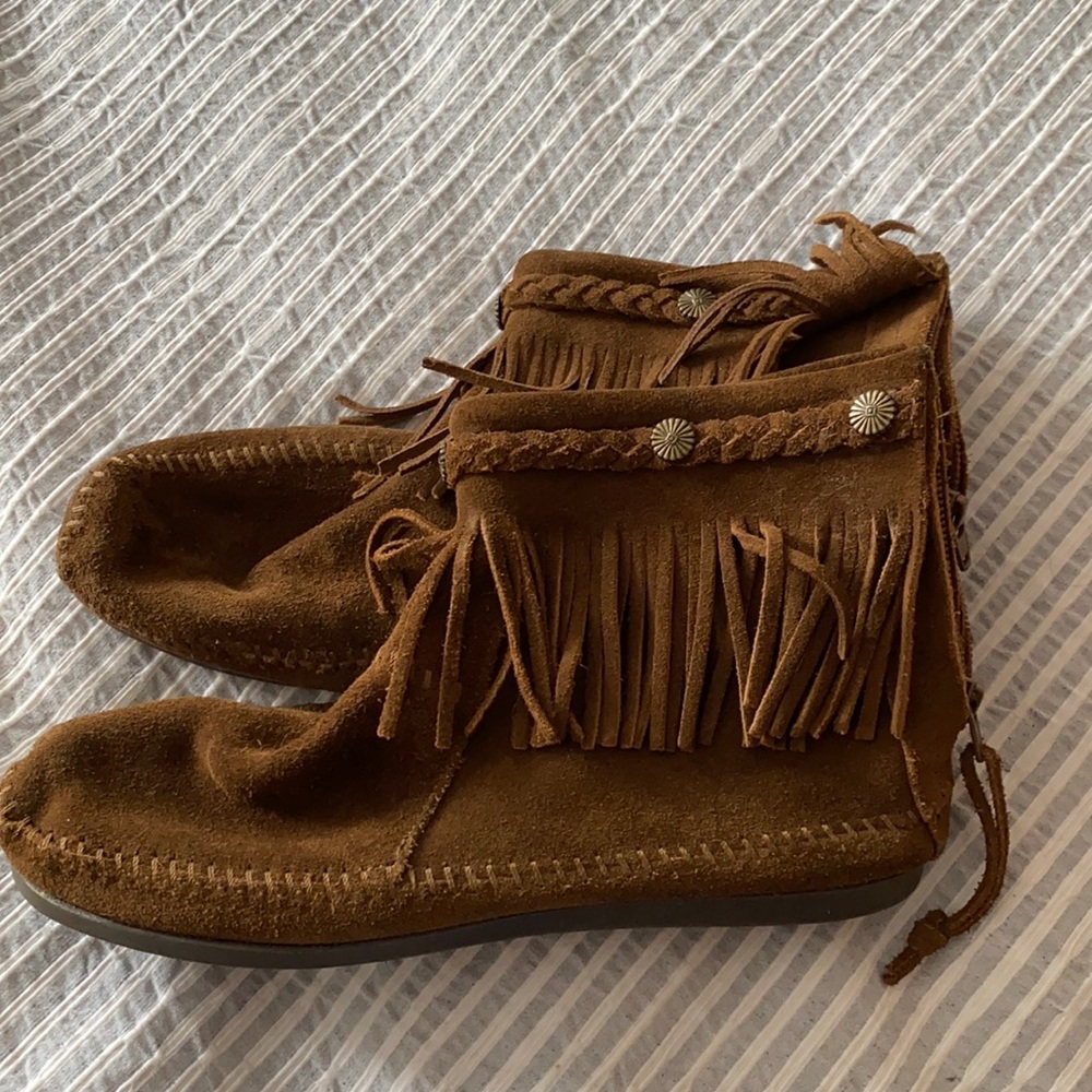Like new Minnetonka moccasins size 9